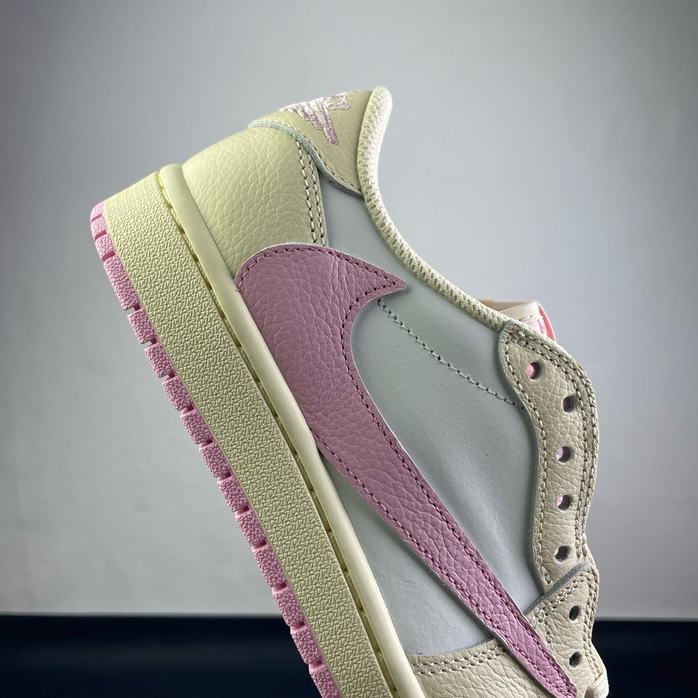 Travis Scott Air Jordan 1 Low Shy Pink IQ7604-100 Women's Sneakers